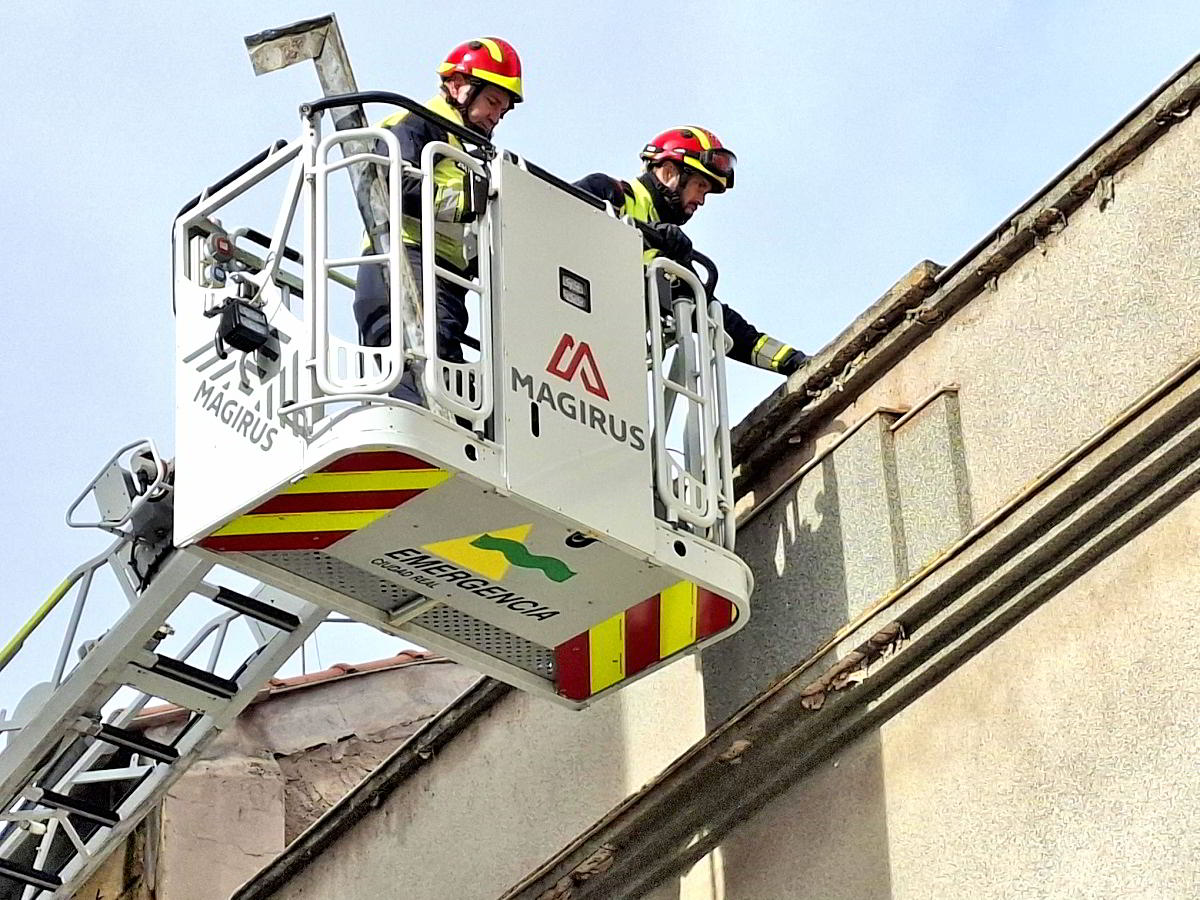 Tramo de la calle Copa clausurado temporalmente debido a desprendimientos y caída de árboles provocados por el deterioro en la cubierta del Centro Cultural 1