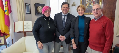 La Alcaldesa de La Solana Solicita Apoyo a Valverde para Rehabilitar el Antiguo Cine del Parque y Mejorar la Piscina Municipal