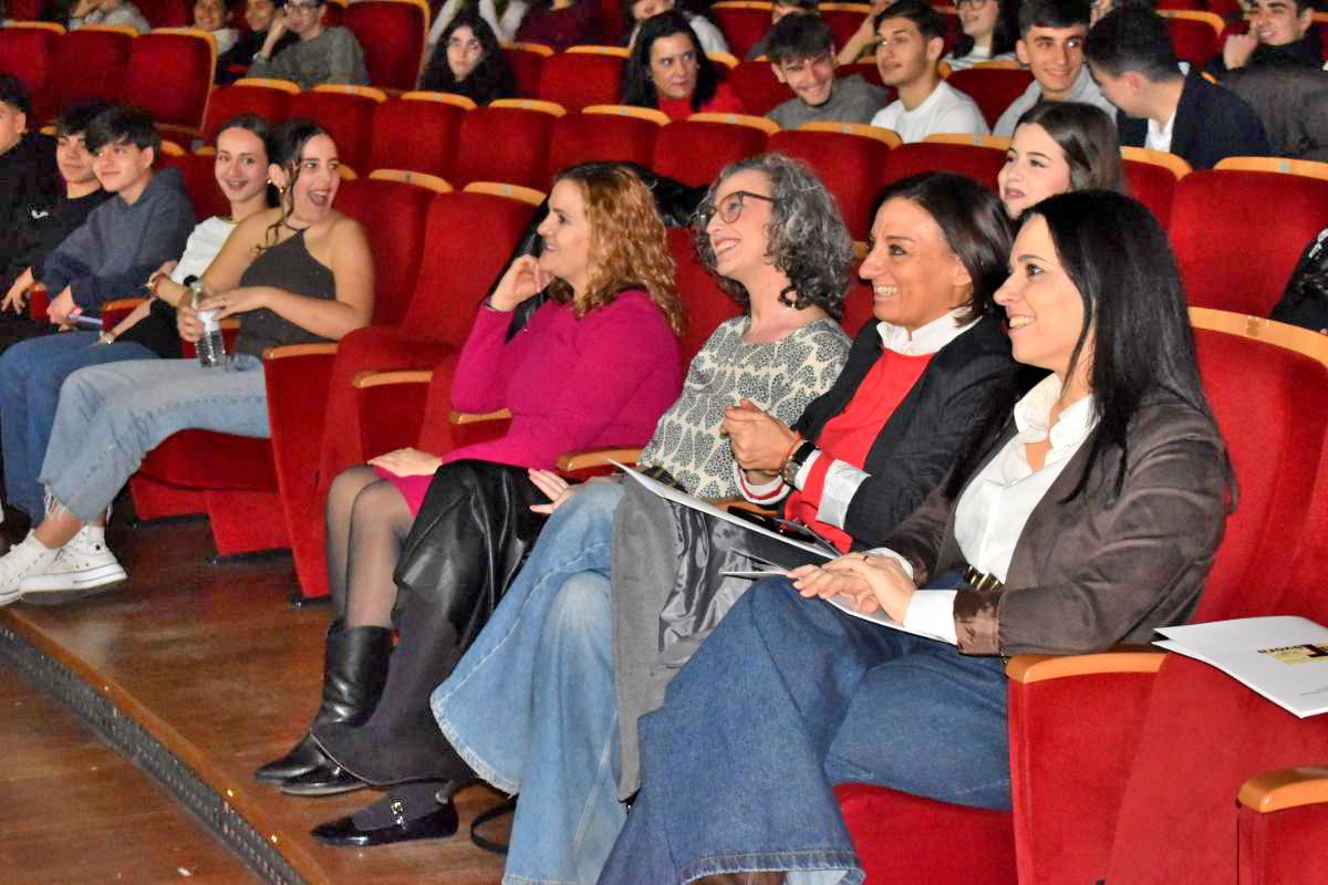 Estudiantes de 4º de ESO del IES Juan de Távora Celebran el Romántico Espíritu de San Valentín en su Gala Anual 2 Estudiantes de 4º de ESO del IES Juan de Távora Celebran el Romántico Espíritu de San Valentín en su Gala Anual 2