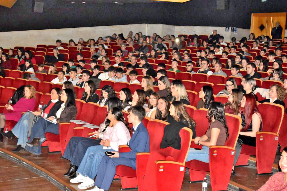 Estudiantes de 4º de ESO del IES Juan de Távora Celebran el Romántico Espíritu de San Valentín en su Gala Anual 3 Estudiantes de 4º de ESO del IES Juan de Távora Celebran el Romántico Espíritu de San Valentín en su Gala Anual 3