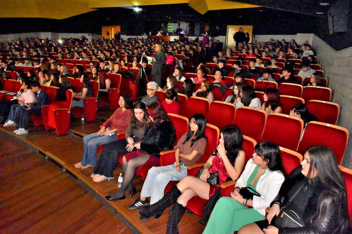 Estudiantes de 4º de ESO del IES Juan de Távora Celebran el Romántico Espíritu de San Valentín en su Gala Anual 5 Estudiantes de 4º de ESO del IES Juan de Távora Celebran el Romántico Espíritu de San Valentín en su Gala Anual 5