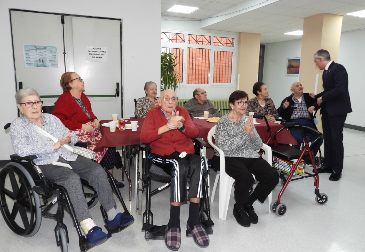 Celebración Centenaria: El Alcalde y Concejalía Honran a Francisca Rodríguez en su 100º Cumpleaños 2 Celebración Centenaria: El Alcalde y Concejalía Honran a Francisca Rodríguez en su 100º Cumpleaños 2