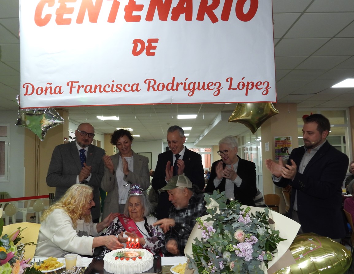 Celebración Centenaria: El Alcalde y Concejalía Honran a Francisca Rodríguez en su 100º Cumpleaños 1 Celebración Centenaria: El Alcalde y Concejalía Honran a Francisca Rodríguez en su 100º Cumpleaños 1