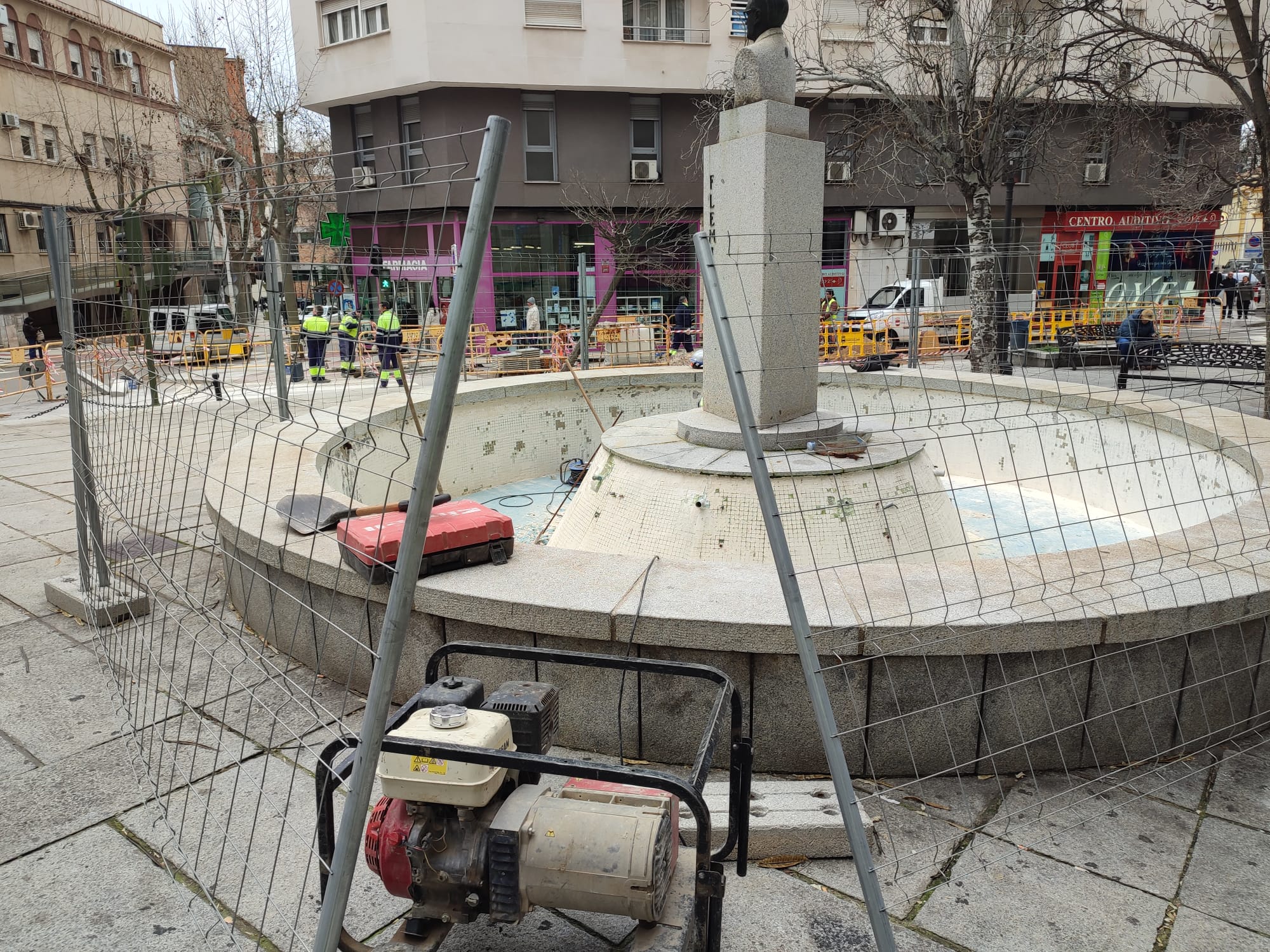 Avanzan las obras de embellecimiento en la emblemática fuente de la Plaza Doctor Fleming 1