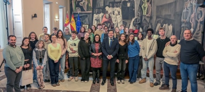 Valverde Destaca el Enfoque Pragmático de la Diputación en Encuentro con Estudiantes Franceses