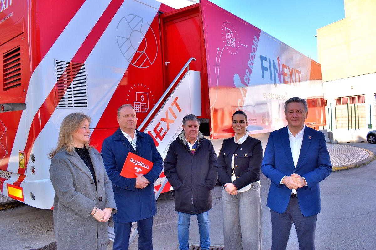 El Bus Finexit abre sus puertas al aprendizaje financiero para estudiantes del CIFP Virgen de Gracia 1