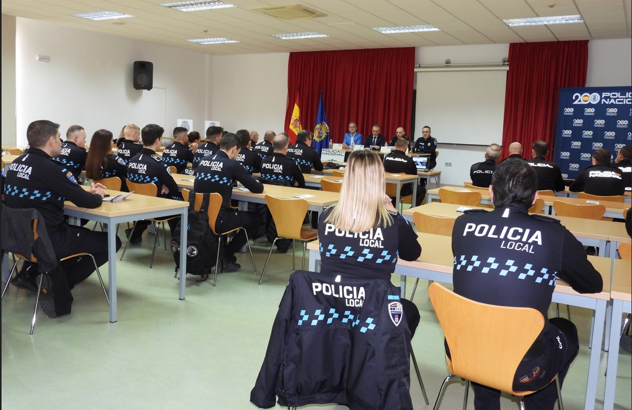 Jornada de Formación en Puertollano: La Policía Nacional Capacita a Más de 50 Agentes Locales 1