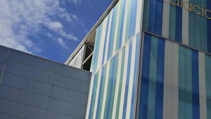 El Ayuntamiento de Guadalajara revisará el Multiusos tras desprenderse este domingo una plancha de metacrilato