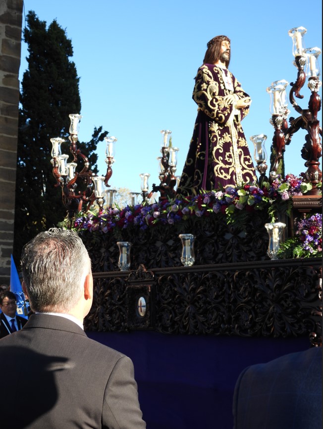 Cofrades durante la procesión