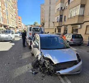Un turismo y una ambulancia chocan en la avenida Reyes Católicos de Cuenca