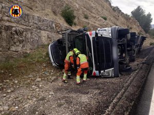 Bomberos intervienen en un accidente en Almansa tras salirse de la vía un vehículo