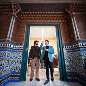 Davis Uclés deja su huella en el Libro de Honor de la Diputación de Albacete