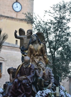 Desprendimientos en la calle Perier obligan a modificar recorridos de cuatro desfiles procesionales en Hellín