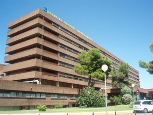Trasladan al hospital de Albacete a un trabajador herido tras explotar un neumático en un taller de La Roda