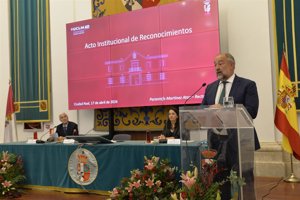 La UCLM obsequia a sus doctores 'honoris causa' con un vítor en los muros de su histórico Paraninfo del Rectorado