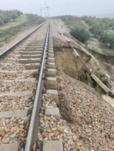La línea de tren Alcázar-Cádiz, cortada desde enero entre Espeluy (Jaén) y Alcolea (Córdoba) por el tren de borrascas