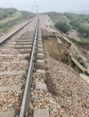 La línea de tren Alcázar-Cádiz, cortada desde enero entre Espeluy (Jaén) y Alcolea (Córdoba) por el tren de borrascas