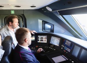 Óscar Puente supervisa la recta final para la puesta en servicio de los primeros trenes de gran capacidad para Cercanías