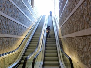 Seis heridos trasladados al hospital tras sufrir una caída en las escaleras mecánicas del Miradero en Toledo
