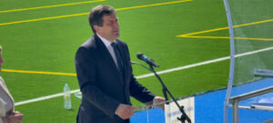 Valverde Resalta la Inversión Millonaria en la Inauguración del Nuevo Césped en Argamasilla de Alba