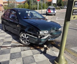 Vehículo pierde el control y se lleva por delante varios bolardos en la glorieta del colegio Sagrada Familia de Cuenca