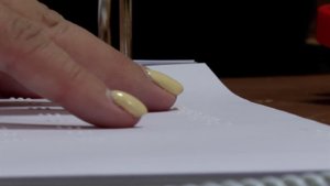 VÍDEO: Noelia, las manos que devuelven el poder de la lectura a las personas ciegas de C-LM