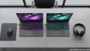 Comparativa de dos portátiles gaming sobre escritorio con periféricos