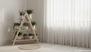Soporte triangular de madera con plantas junto a una ventana iluminada