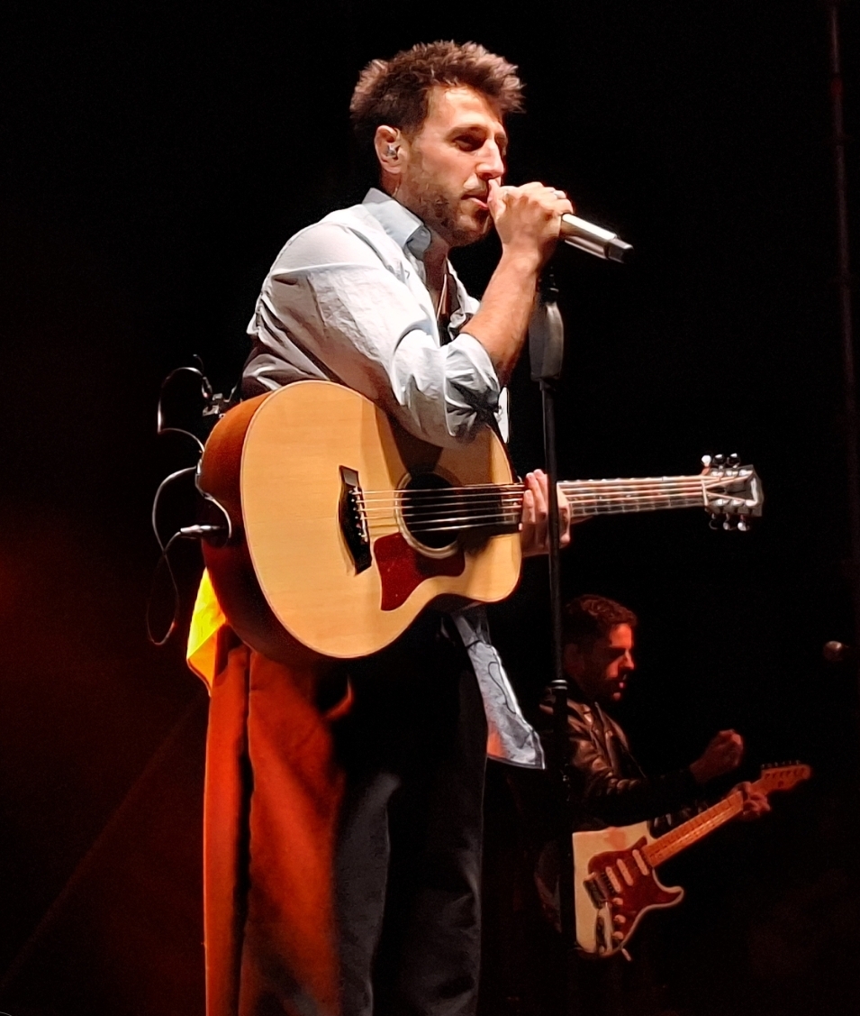 Antonio José Deslumbra en el Gran Concierto de Feria de Mayo con su Apasionada Voz y Canciones 2