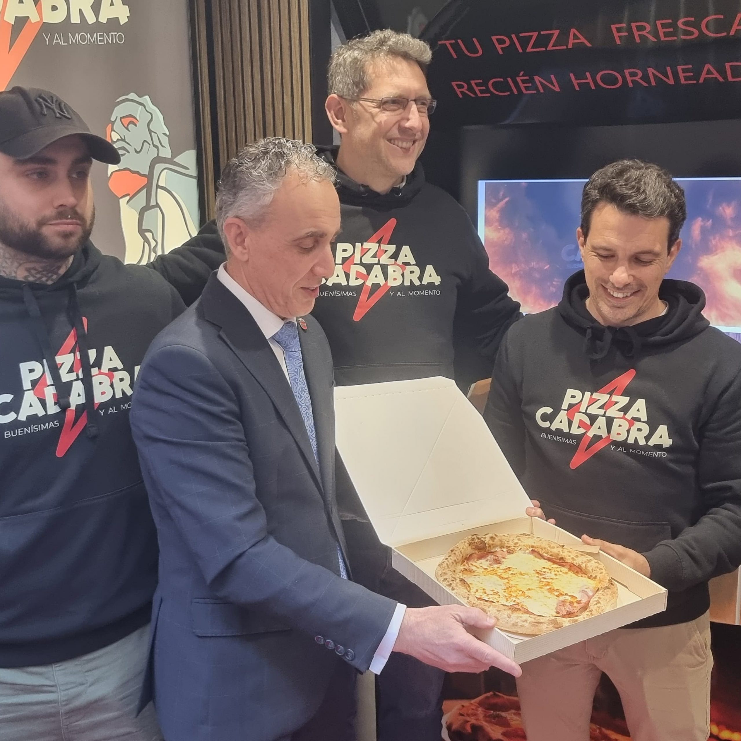 El Alcalde Elogia el Innovador Espíritu Empresarial de David Caravantes en la Apertura de 'Pizzacadabra', la Pizzería Automática 1