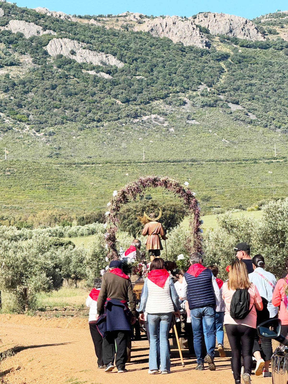 El Villar honra a San Isidro con una alegre romería a pie en la Dehesa Boyal 5