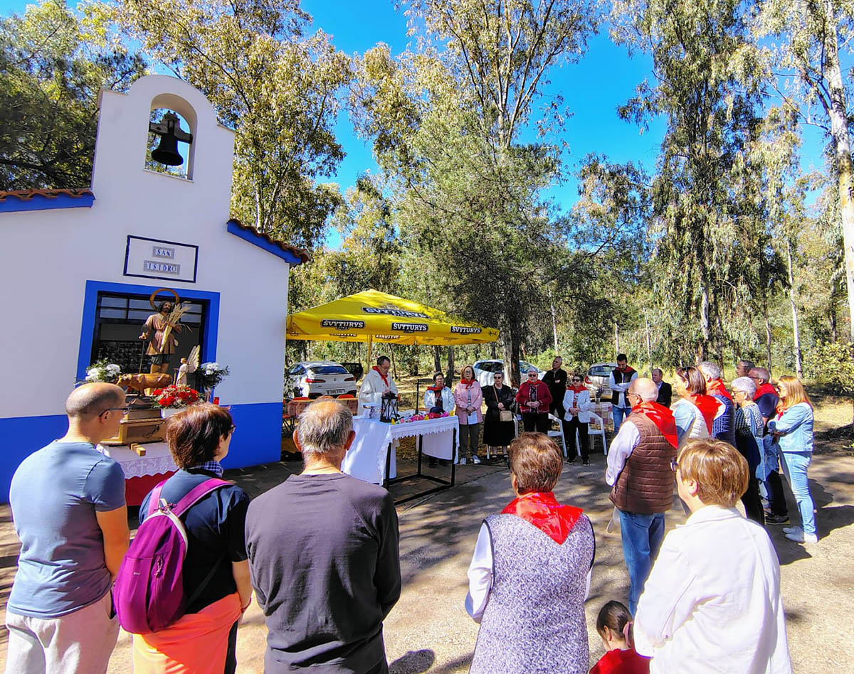 El Villar honra a San Isidro con una alegre romería a pie en la Dehesa Boyal 2
