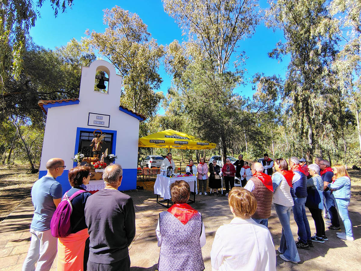 El Villar honra a San Isidro con una alegre romería a pie en la Dehesa Boyal 7