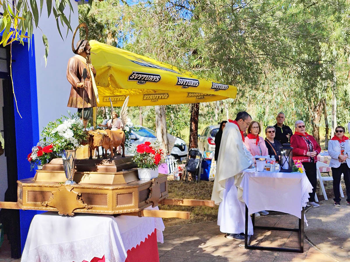 El Villar honra a San Isidro con una alegre romería a pie en la Dehesa Boyal 6
