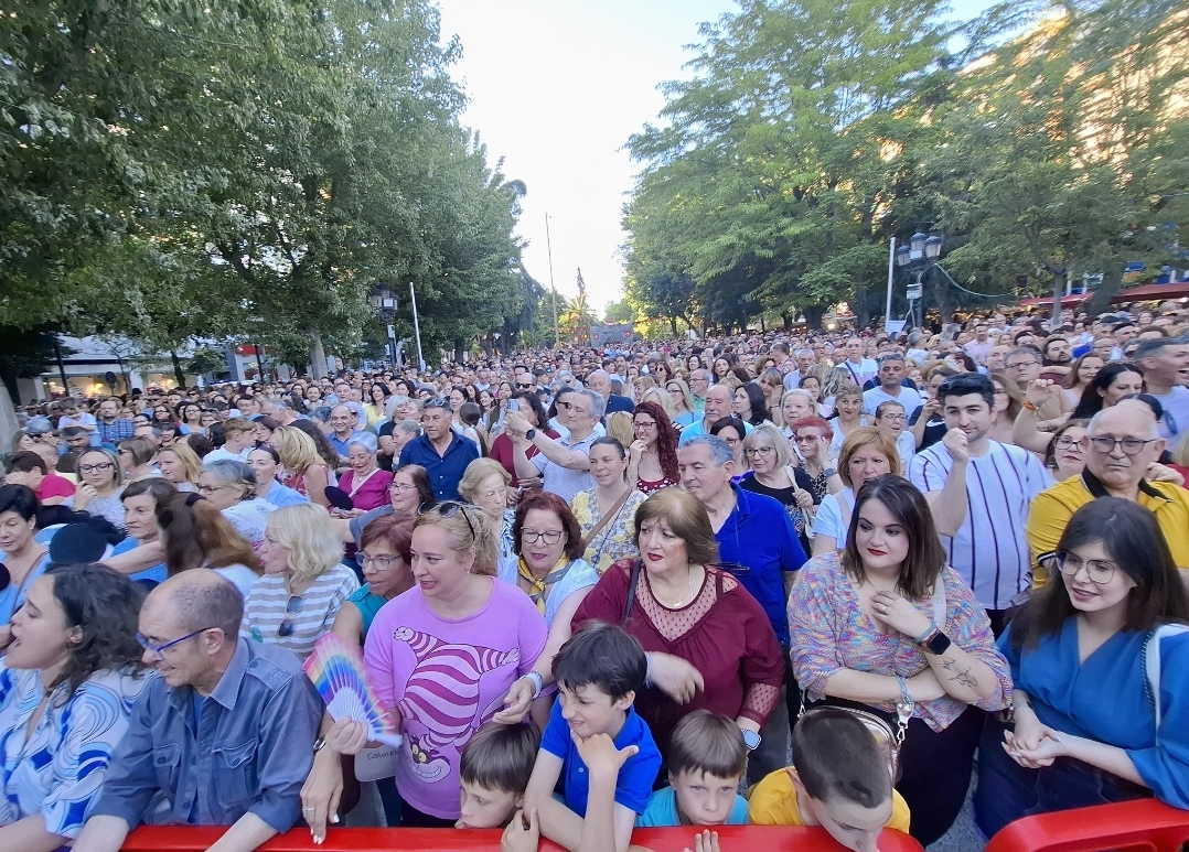 Merche Despierta la Creatividad del Público de Puertollano en el Concierto del Santo Voto 1
