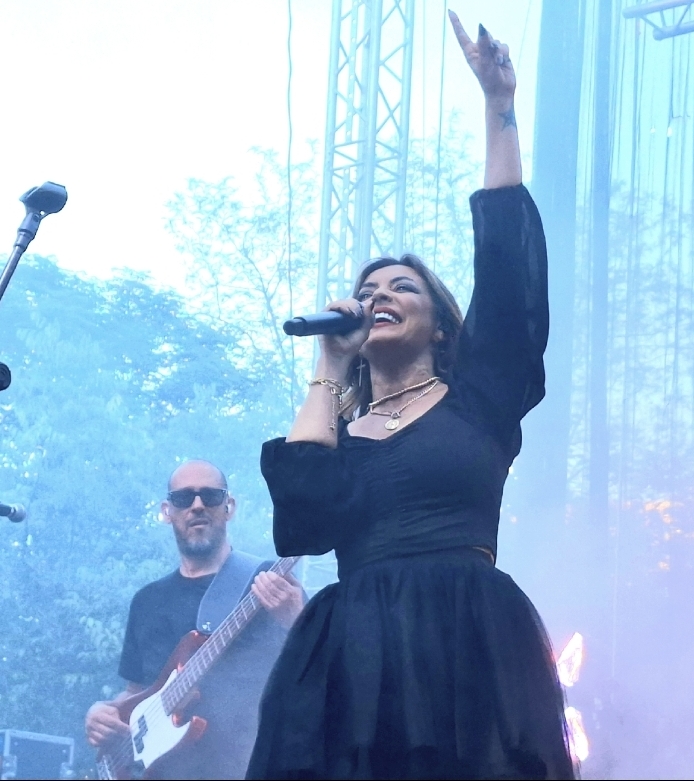 Merche Despierta la Creatividad del Público de Puertollano en el Concierto del Santo Voto 2