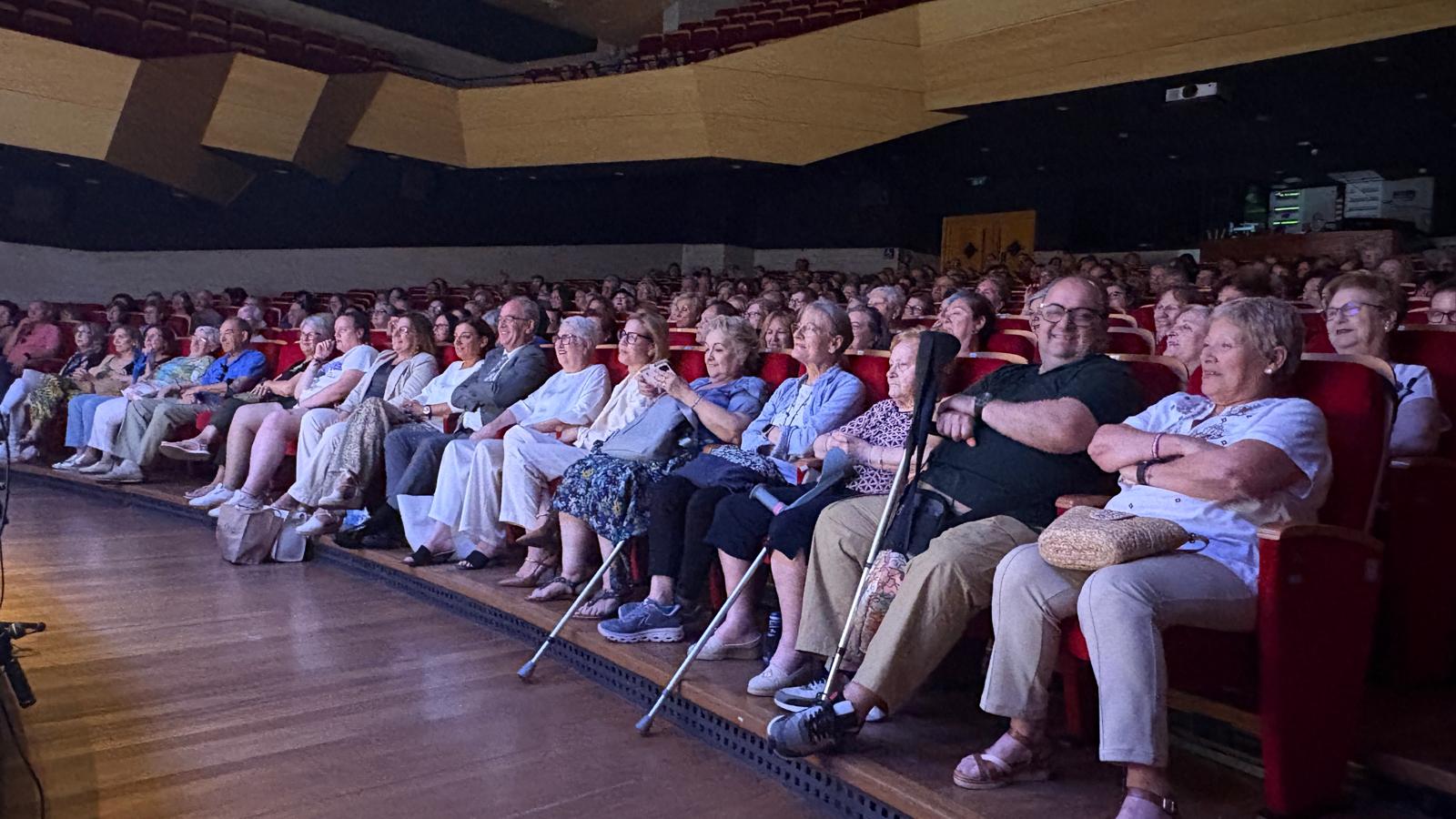 Fiesta de Talentos: Las Barriadas Constitución, El Poblado y Libertad Celebran el Fin del Curso de Educación de Adultos con una Muestra Teatral 1 Fiesta de Talentos: Las Barriadas Constitución, El Poblado y Libertad Celebran el Fin del Curso de Educación de Adultos con una Muestra Teatral 1