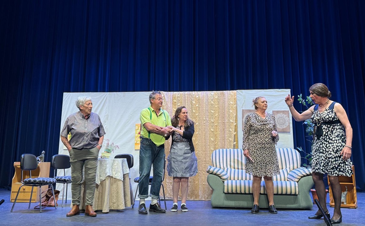 Fiesta de Talentos: Las Barriadas Constitución, El Poblado y Libertad Celebran el Fin del Curso de Educación de Adultos con una Muestra Teatral 4 Fiesta de Talentos: Las Barriadas Constitución, El Poblado y Libertad Celebran el Fin del Curso de Educación de Adultos con una Muestra Teatral 4