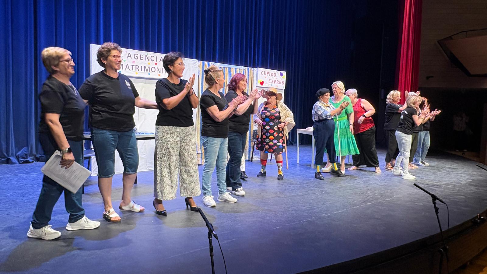 Fiesta de Talentos: Las Barriadas Constitución, El Poblado y Libertad Celebran el Fin del Curso de Educación de Adultos con una Muestra Teatral 2 Fiesta de Talentos: Las Barriadas Constitución, El Poblado y Libertad Celebran el Fin del Curso de Educación de Adultos con una Muestra Teatral 2