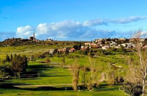 Golfistas en el recorrido de Norba Golf en Cáceres