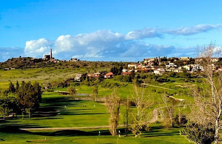 Golfistas en el recorrido de Norba Golf en Cáceres