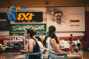 Jugadores de baloncesto 3x3 sub-17 en pista al aire libre