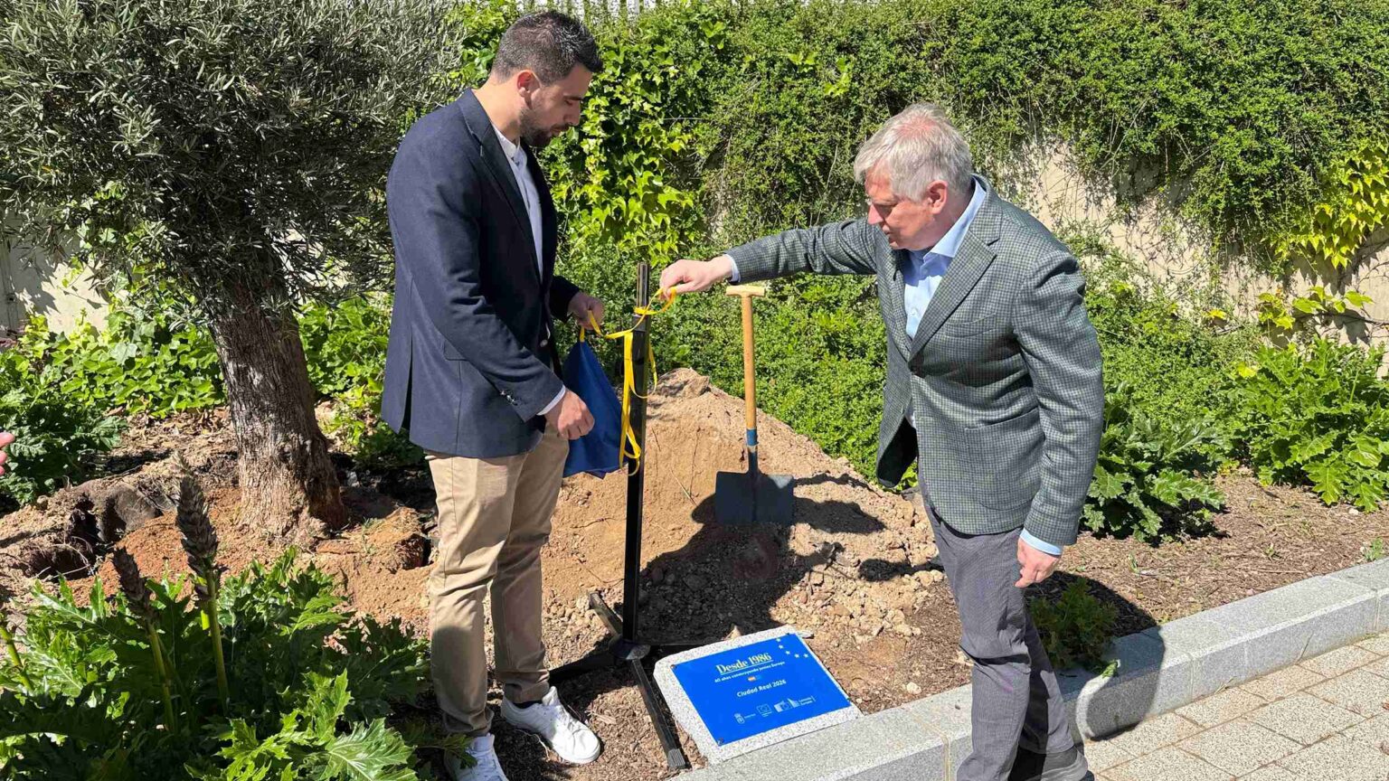 Plantación de un olivo en el Espacio Joven de Ciudad Real durante el acto del 40 aniversario de la adhesión de España a la Unión Europea
