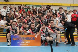 Jugadores de Basket Puertollano Buda Tattoo celebrando el título de la 2ª Autonómica Masculina en Villa de Don Fadrique