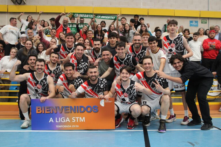 Jugadores de Basket Puertollano Buda Tattoo celebrando el título de la 2ª Autonómica Masculina en Villa de Don Fadrique
