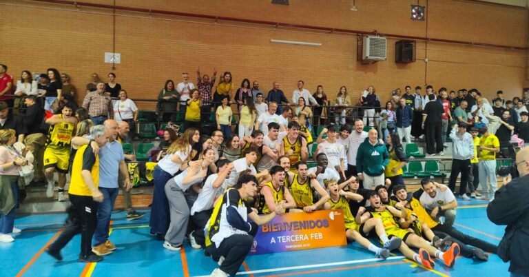 Jugadores y seguidores del Basket Cervantes Ciudad Real celebran el ascenso a Tercera FEB en Albacete