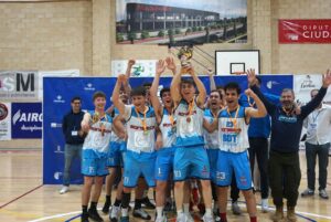 Jugadores del Club Baloncesto Sonseca celebrando el título de la Liga STM 1ª Autonómica en el pabellón Antonio Caba de Manzanares