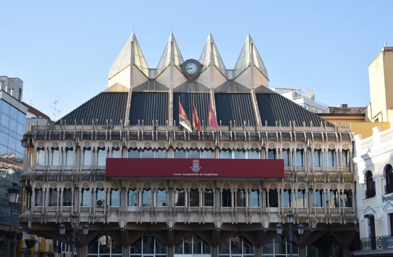 Fachada del Ayuntamiento de Ciudad Real en día de fiesta local
