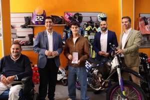 Caballero destaca la trayectoria del piloto de motociclismo David Almansa: "Es un ejemplo de esfuerzo y superación"