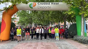 Ciudad Real desafía a la lluvia en la 'Marcha Nórdica', una iniciativa solidaria para concienciar sobre la fibromialgia